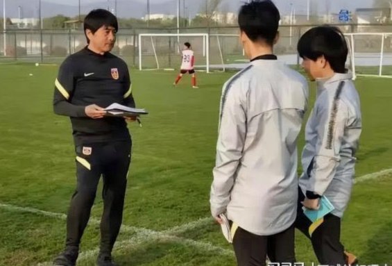 沙特U17门将与队友相撞无法坚持比赛，被担架抬出场外