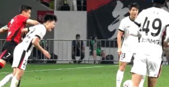 鲍世蒙禁区内手球漏判点球黄牌
