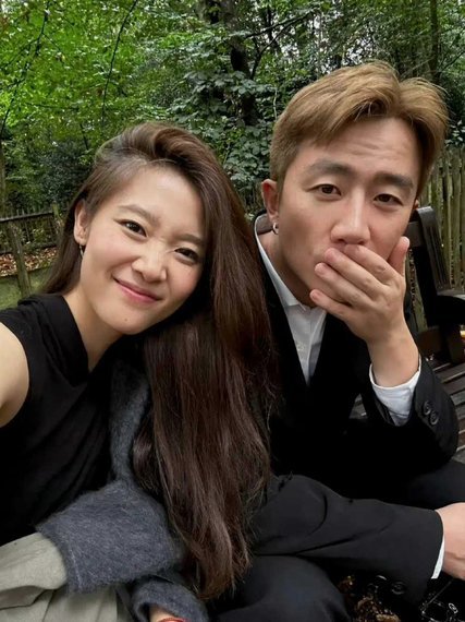 塞内西接到世界杯征召电话后和女友激动相拥，女方也是球员