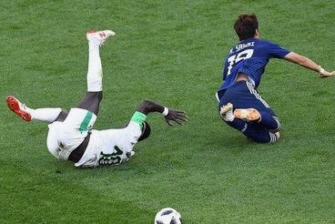 日本小哥输球后崩溃，被巴西球迷套球衣后下跪磕头16743