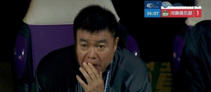 天津球迷去给球队送机要签名，不小心滑铲于根伟脚踝